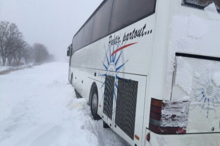 Павлодарские полицейские спасли автобус с иностранцами