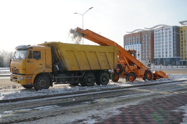 В санитарной очистке города задействовано более 1 тыс. единиц спецтехники