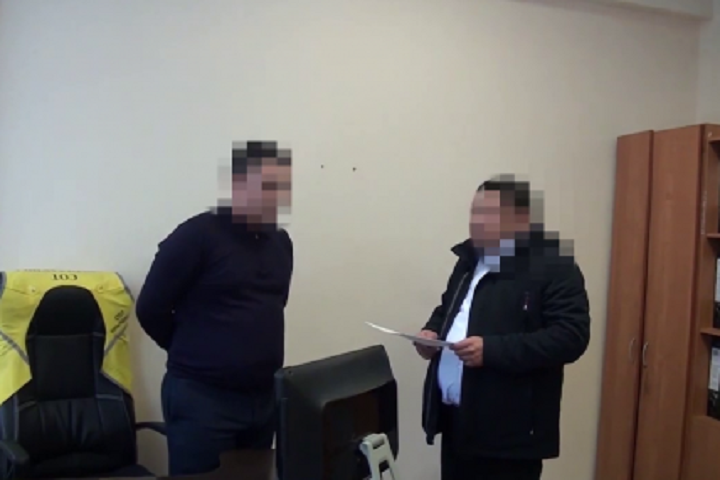 Чиновника заподозрили в незаконном получении двух миллионов тенге в Алматы