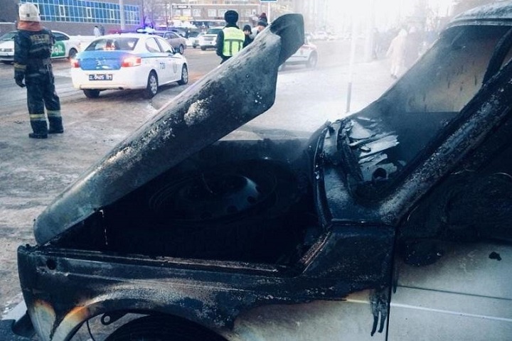 В Нур-Султане загорелся автомобиль