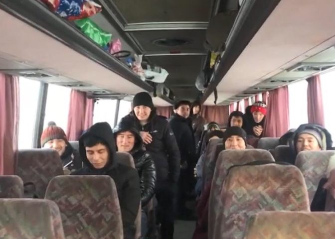 Актюбинские полицейские спасли на трассе 50 граждан Узбекистана