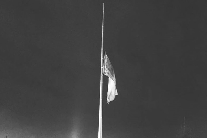 В знак траура был приспущен самый большой флаг Казахстана