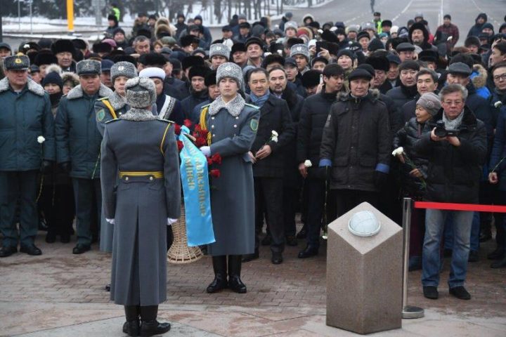 Сагинтаев возложил цветы к памятнику «Тәуелсіздік таңы»