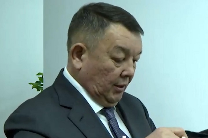 Бағдат Мәнізоров журналист қыздардан қашып кетті
