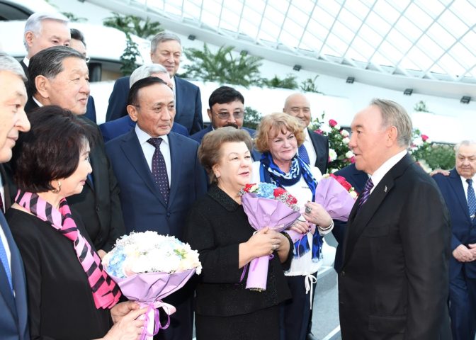 Елбасы встретился с первостроителями столицы