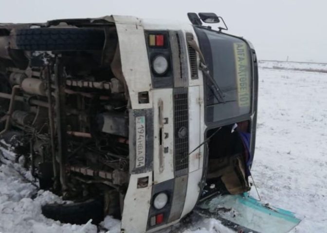 Автобус с пассажирами опрокинулся в Актюбинской области