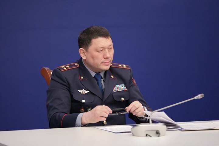 Столичные полицейские проводят обследования территории школ