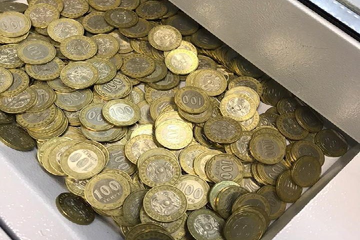 700 тысяч тенге монетами принес в банк житель Караганды