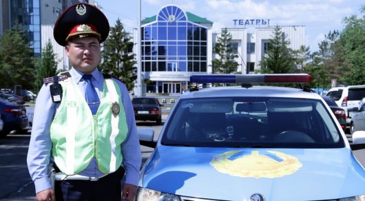 В Нур-Султане на семь лет осудили полицейского-героя за вымогательство взятки