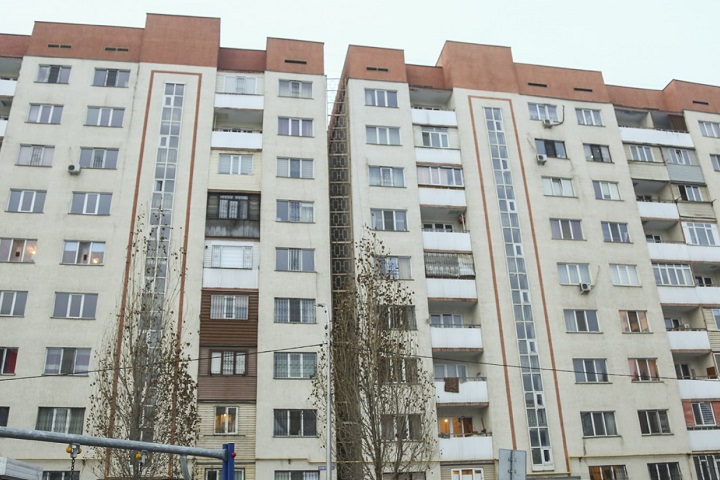 Жители накренившегося дома в Алматы покинули свои квартиры