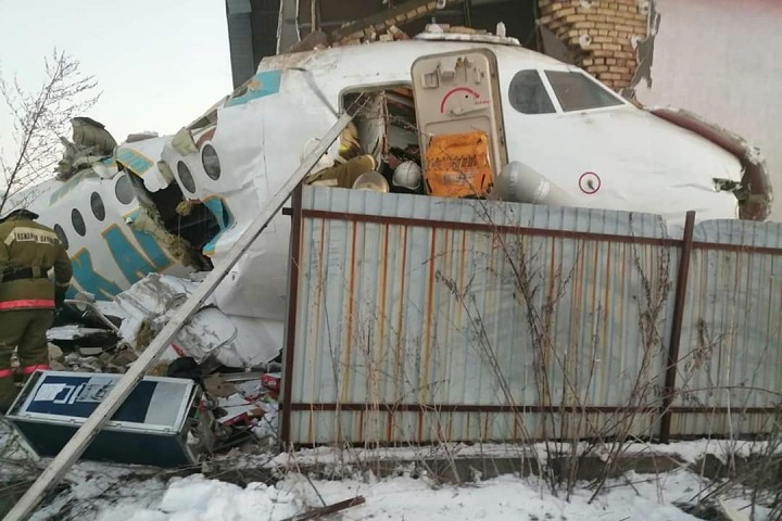 Названы имена экипажа упавшего самолета Bek Air