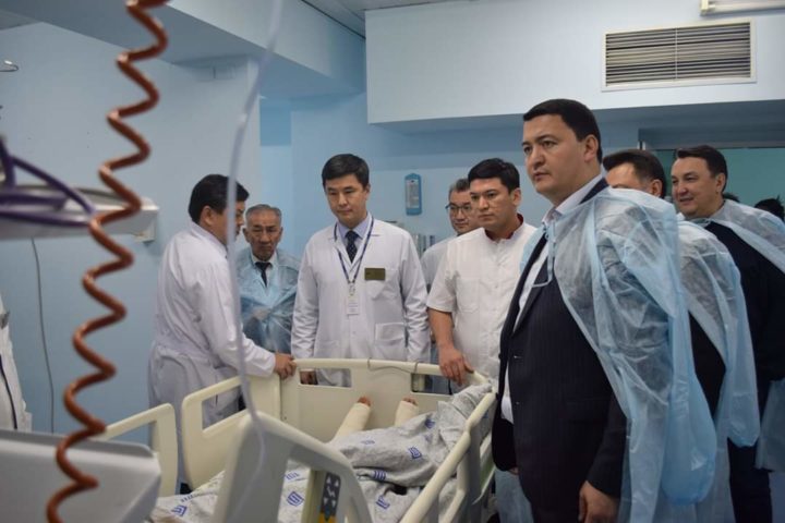 Вице-министр здравоохранения посетил больницы Алматы, где лежат пострадавшие в авиакатастрофе