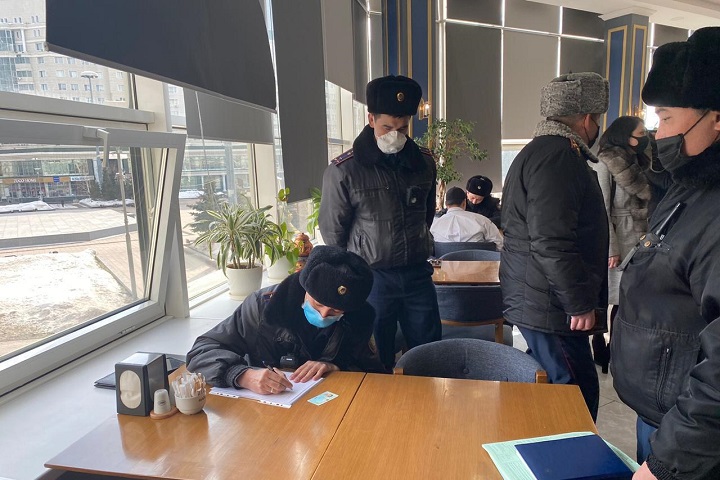 Столичные волонтеры помогают полицейским проводить рейды по нарушениям правил карантина