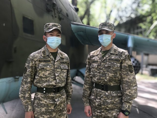 В Алматы военнослужащие оказали первую помощь мужчине на улице