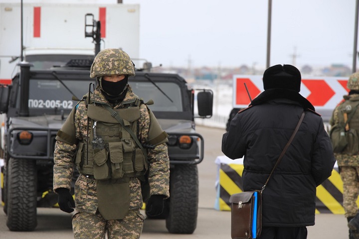 Военные и полиция обеспечивают безопасность казахстанцев в период карантина