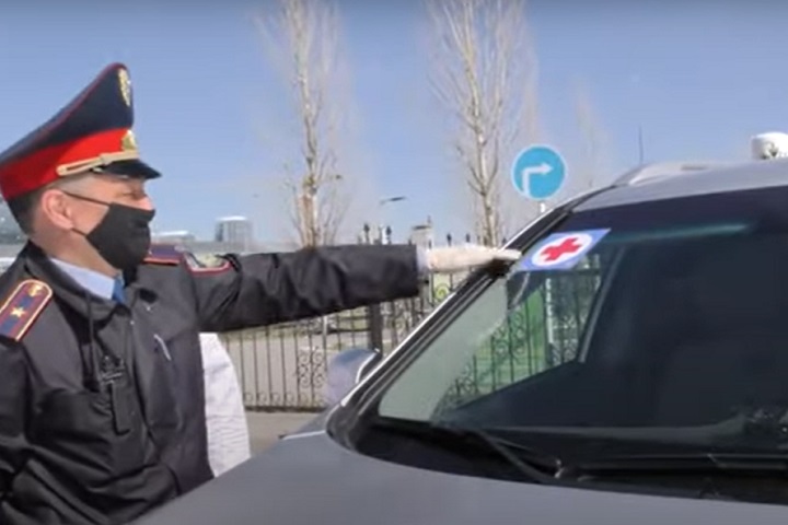 В Нур-Султане полицейские вручают врачам специальные знаки для автомобилей