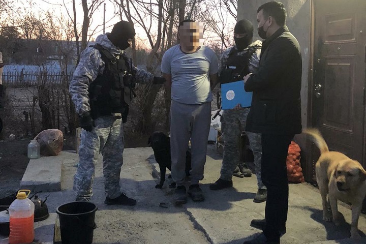 Егеря-браконьера задержали в Алматинской области
