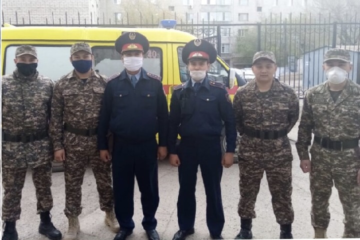 «Пытался выброситься с 4 этажа». В Актобе патрульные спасли мужчину