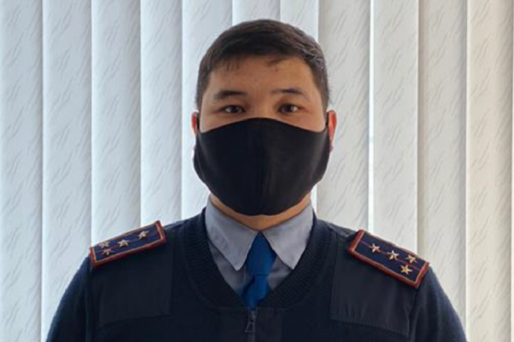 В Актобе полицейский спас мать с детьми от выселения