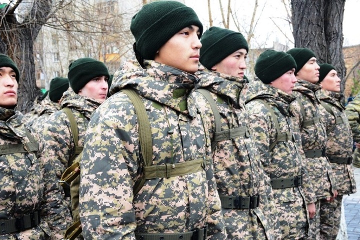 В Казахстане временно приостановили увольнение солдатов-срочников