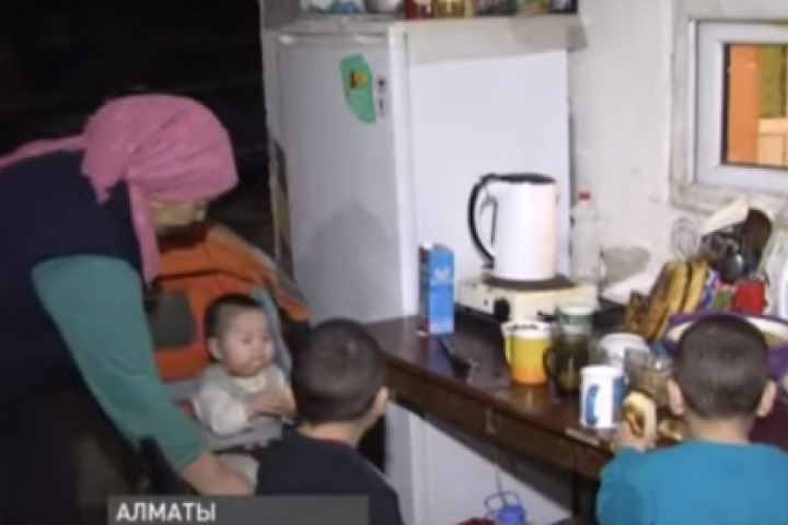 В Алматы пенсионерка с четырьмя внуками живет в подземном паркинге