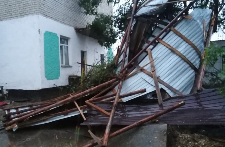В селах Атырауской области ветер сорвал несколько крыш
