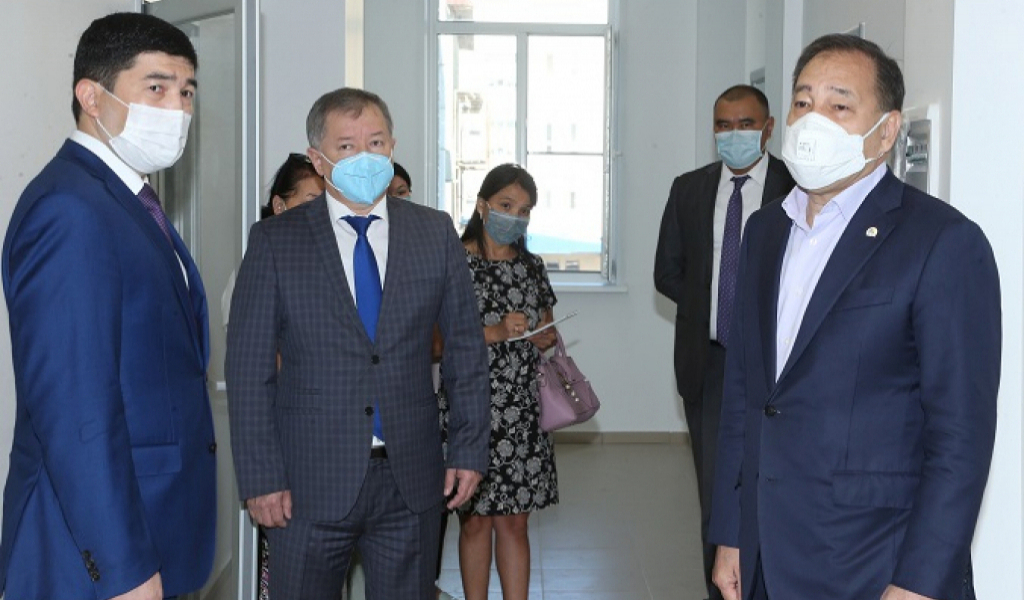 Ералы Тугжанов посетил новую лабораторию в Алматинской области