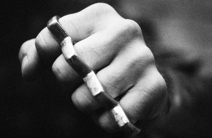 Восемь пьяных мужчин напали на полицейских в ЗКО