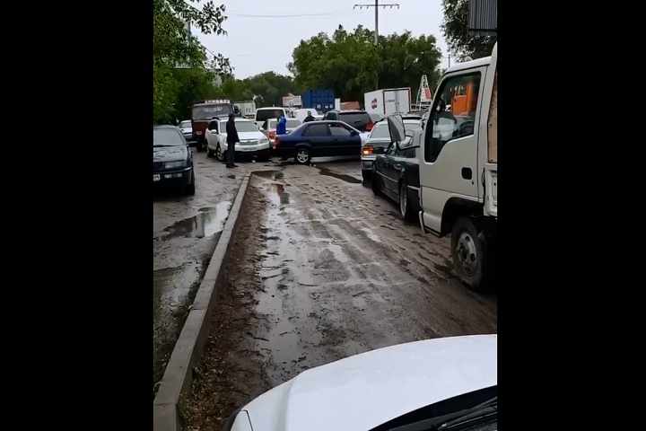 Видео. На алматинских блокпостах образовались километровые пробки