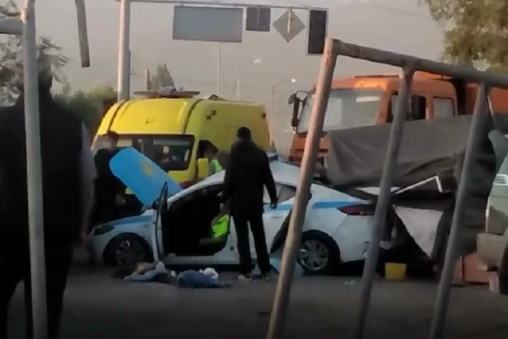 Появились первые кадры с ДТП на блокпосту, где погибли два полицейских