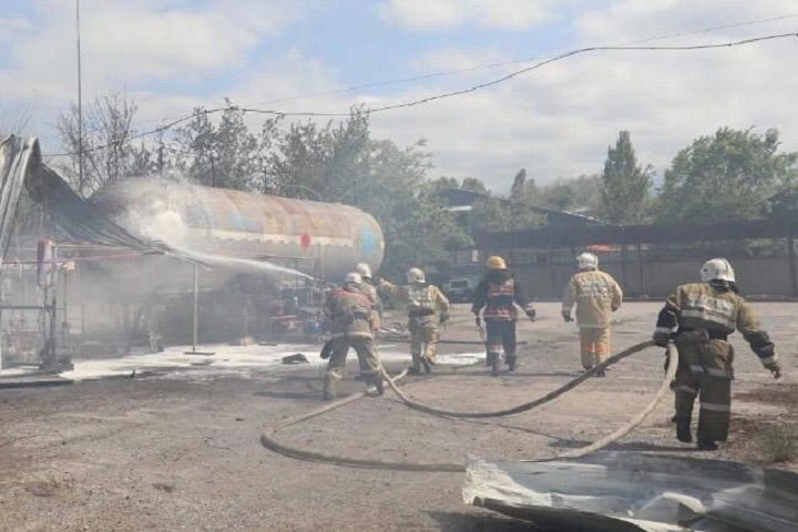 В Алматы загорелся склад баллонов с сжиженным пропаном