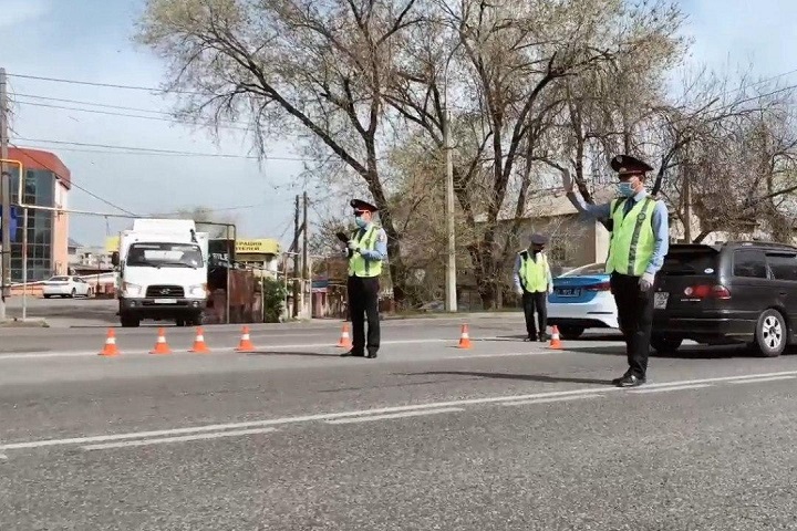В Алматы с дорог убрали временные посты