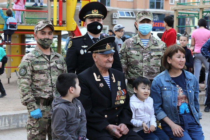 Әскери қызметшілер Ұлы Отан соғысының ардагерлерін құттықтады