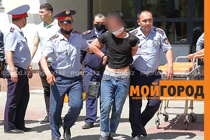 В центре Уральска мужчина порезал себе горло