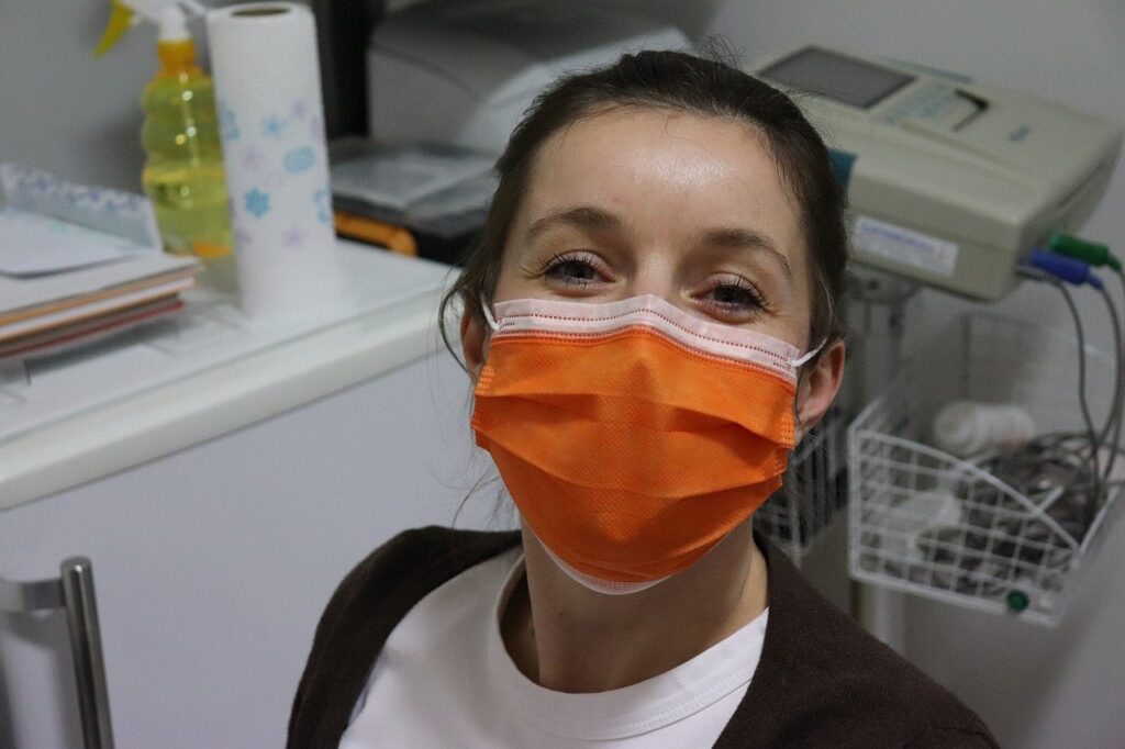 Зубная боль и месяц карантина. Как лечат от коронавируса в России