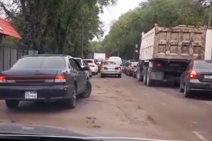Лишать прав за объезд блокпостов по встречке начали в Алматы