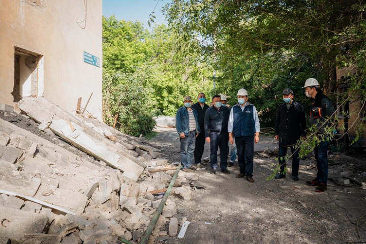В Нур-Султане начали сносить аварийные дома