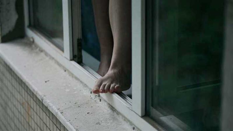 В Алматы с 15 этажа выбросилась женщина