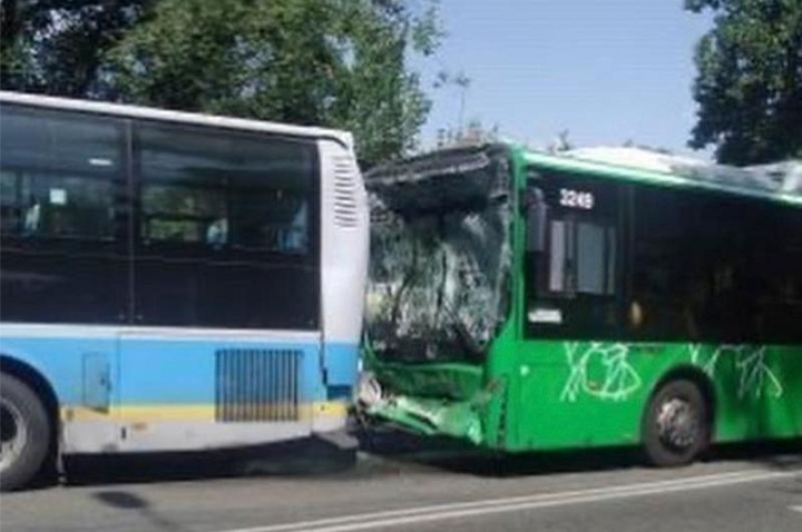 Пострадали девять человек: В Алматы столкнулись два автобуса