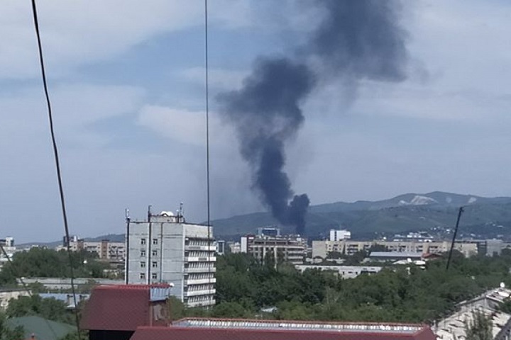«Слышали взрывы». В Алматы горит стройка
