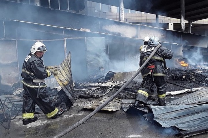 В Шымкенте загорелся автовокзал «Бекжан»