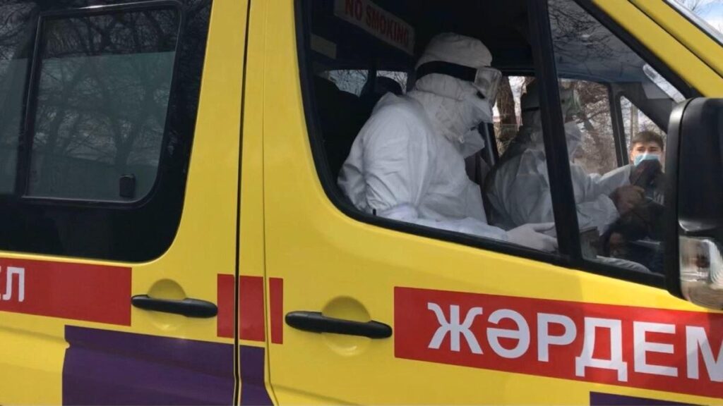 «Людей кладут в коридорах». В больницах Актобе не хватает коек для больных пневмонией