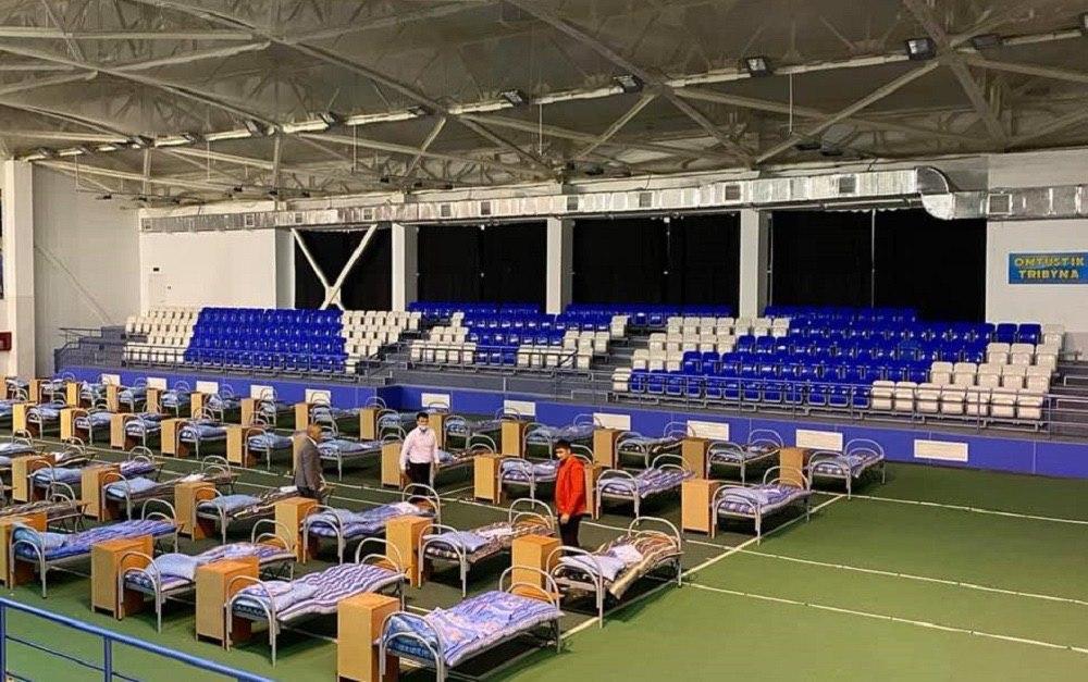 В теннисном центре Актау установили койки для больных