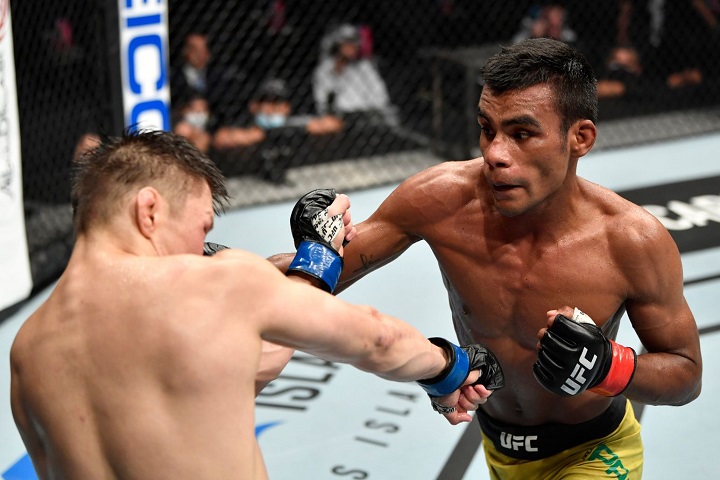 Дебют не удался: Жалгас Жумагулов проиграл Раулиану Пайве на турнире UFC в Абу-Даби