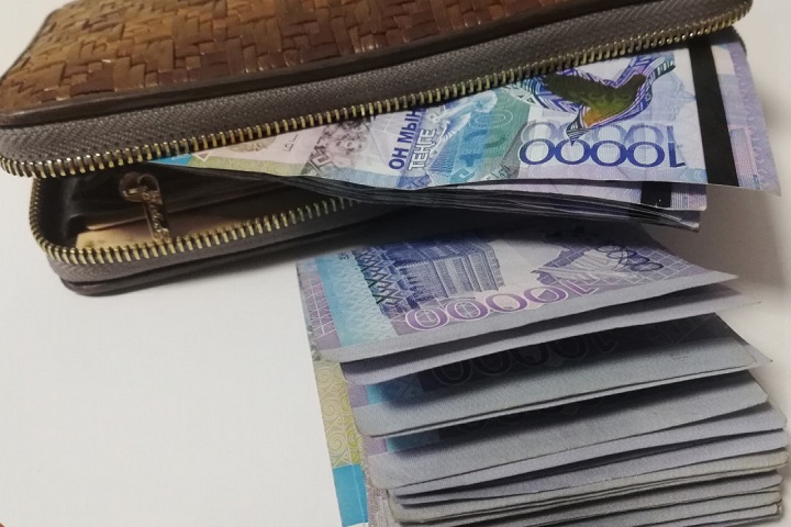 Сколько человек получили выплаты в 42 500 тенге в июле