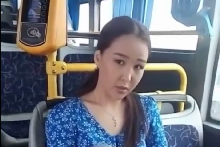 Девушка сказала: «Я не выйду из автобуса. У меня нет маски». А потом сломала телефон контролеру