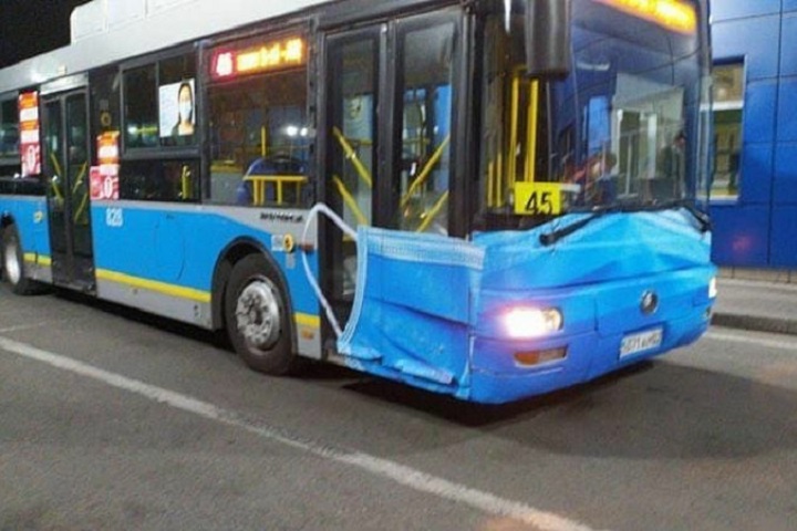 В Алматы появился автобус с маской
