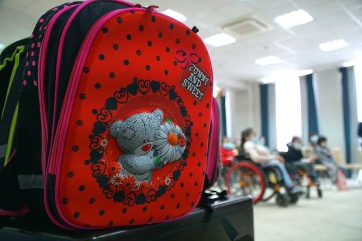 160 детям из малообеспеченных семей вручили портфели с канцелярскими товарами