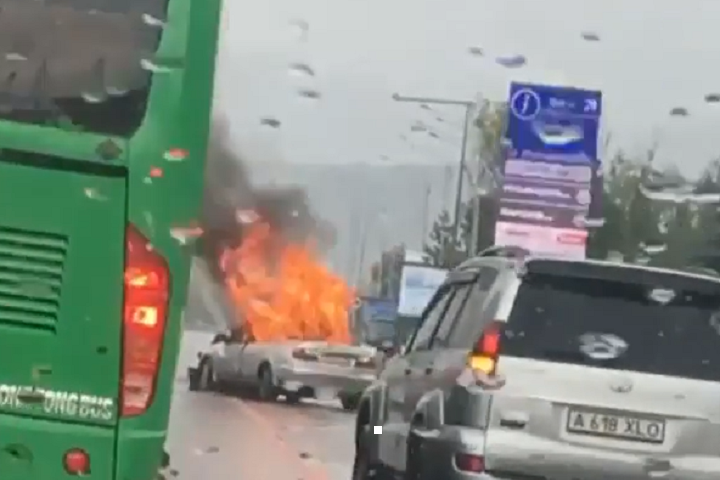 В Алматы в патрульную машину врезался горящий автомобиль — водитель погиб, полицейский госпитализирован