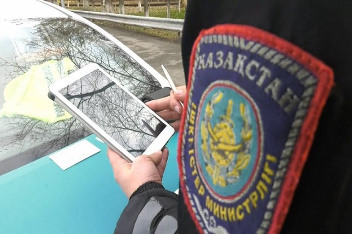 58 водителей в Алматинской области оштрафовали за проезд по обочине